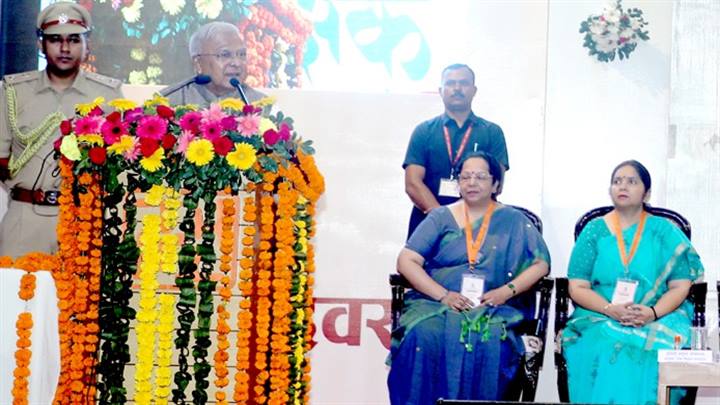 विद्यार्थियों को माता-पिता और राष्ट्र की सेवा का संस्कार दे शिक्षक  : राज्यपाल श्री मंगुभाई पटेल